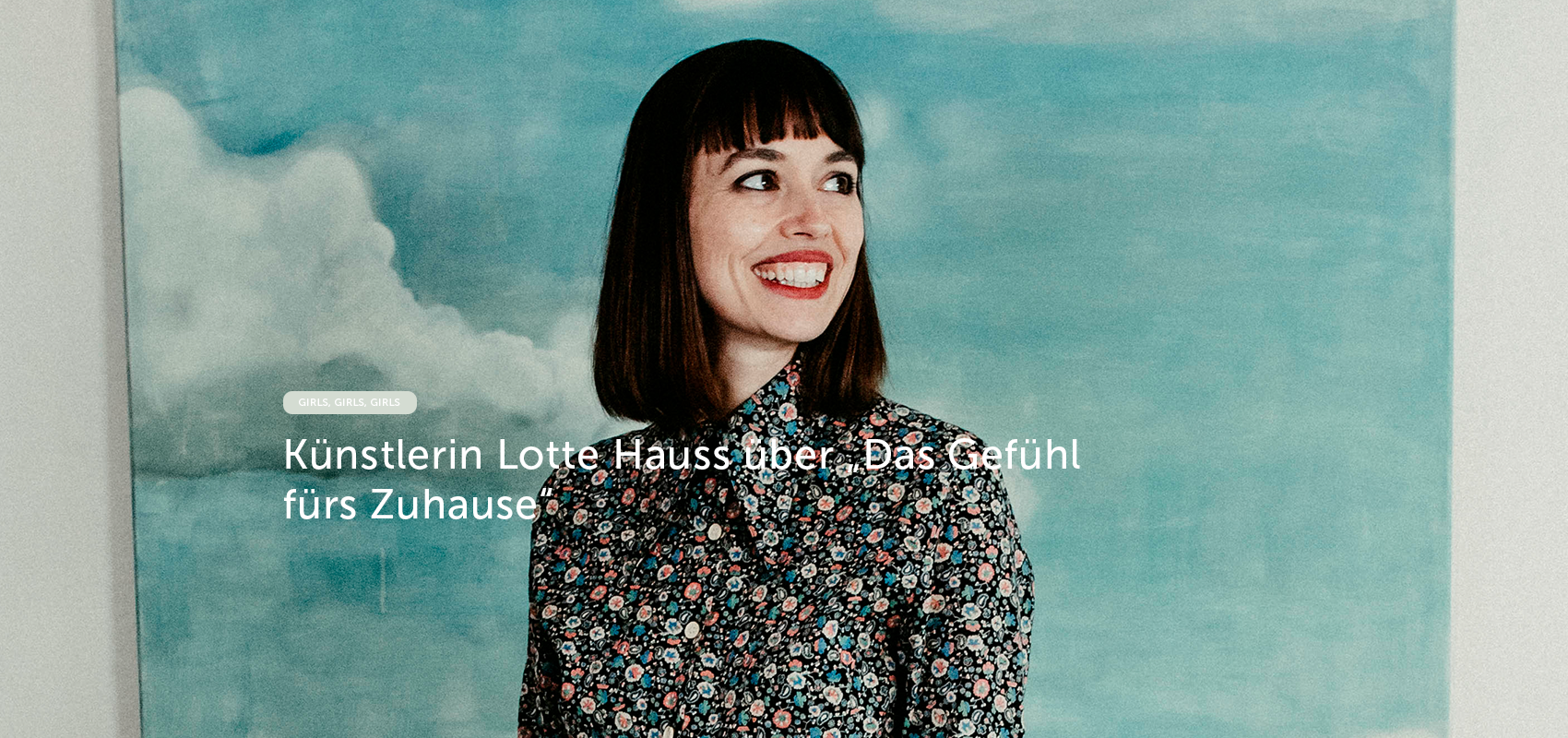 Lotte Hauss: Portrait von Frau vor Gemälde
