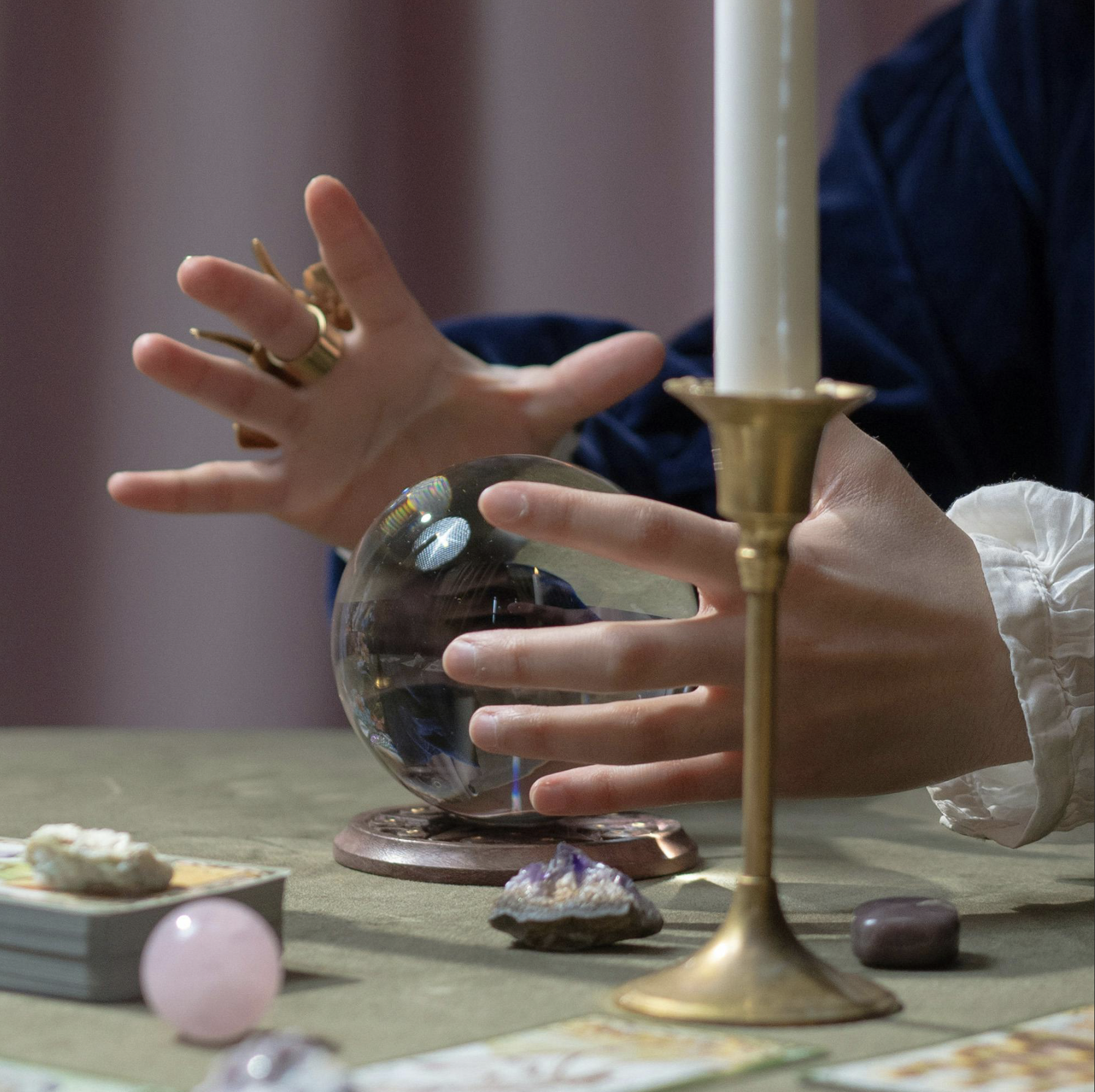 musepaper magazine museletter: Bild eines mystischen Ritual-Tisch mit Tarotkarte, Kerzen und Kristallen